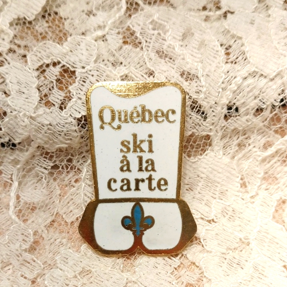 ⚜️ Vintage Québec Ski à la Carte Pin